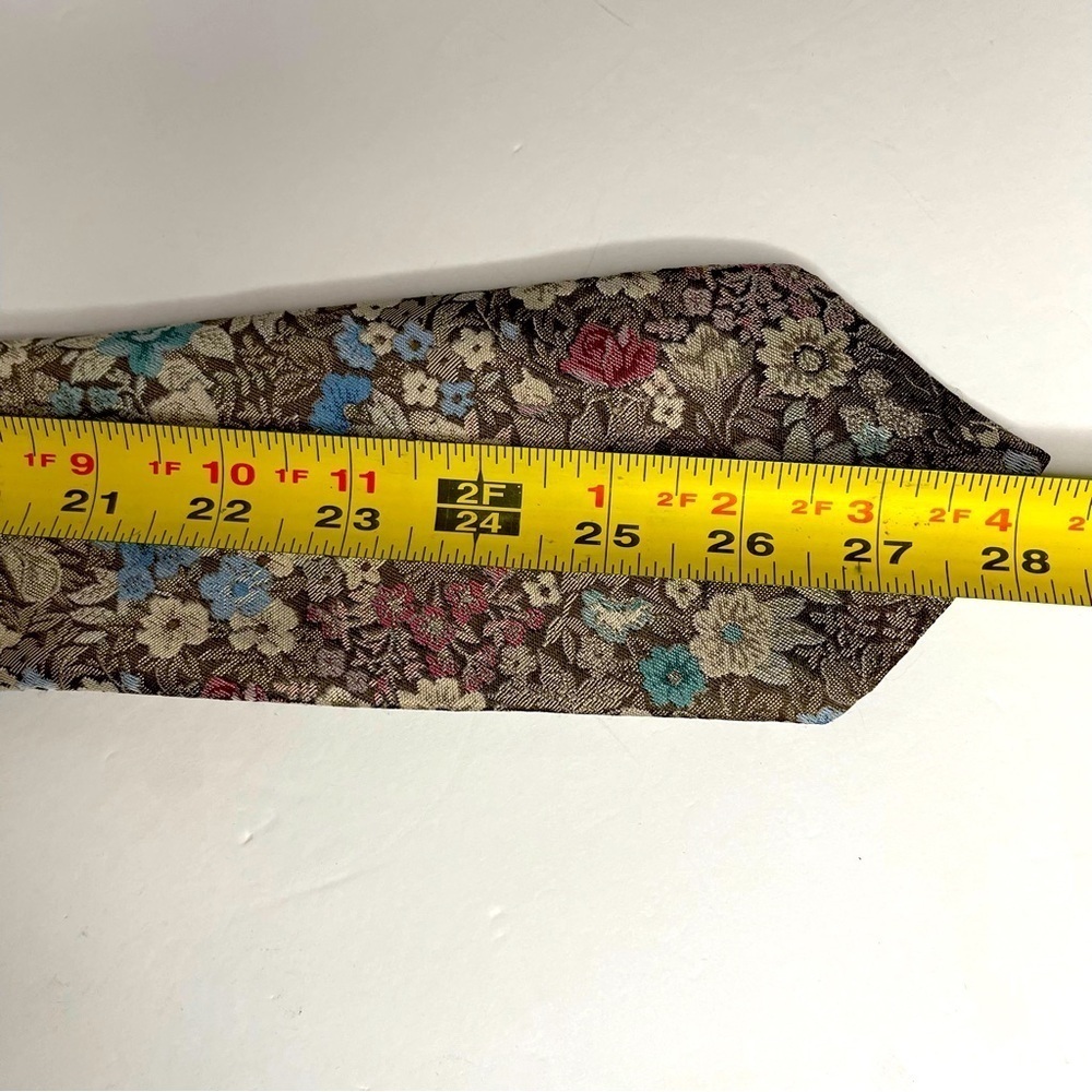 Vintage VAN HEUSEN Floral Tie 95% Polyester 5%Silk Wedding Special Occasion Tie - Picture 6 of 6